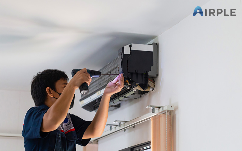 AIrcon technician carrying out repairs