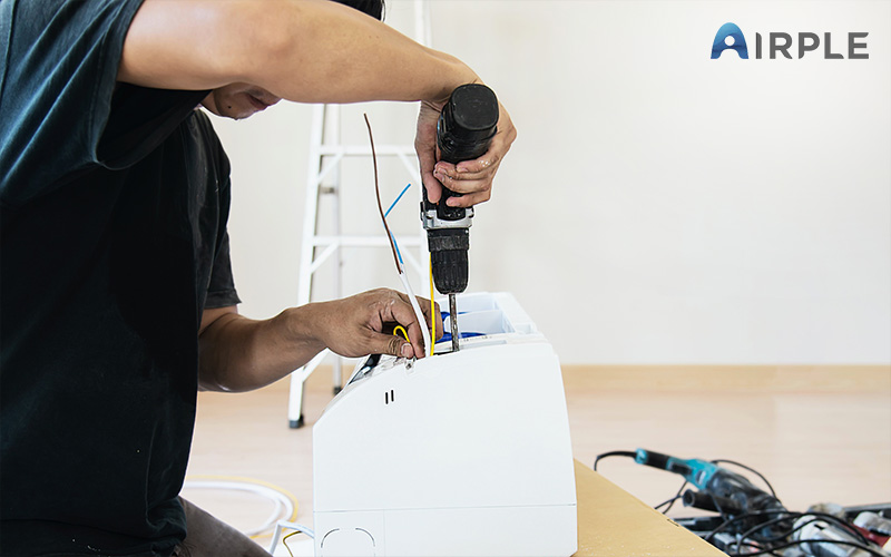 Technician installing an aircondition
